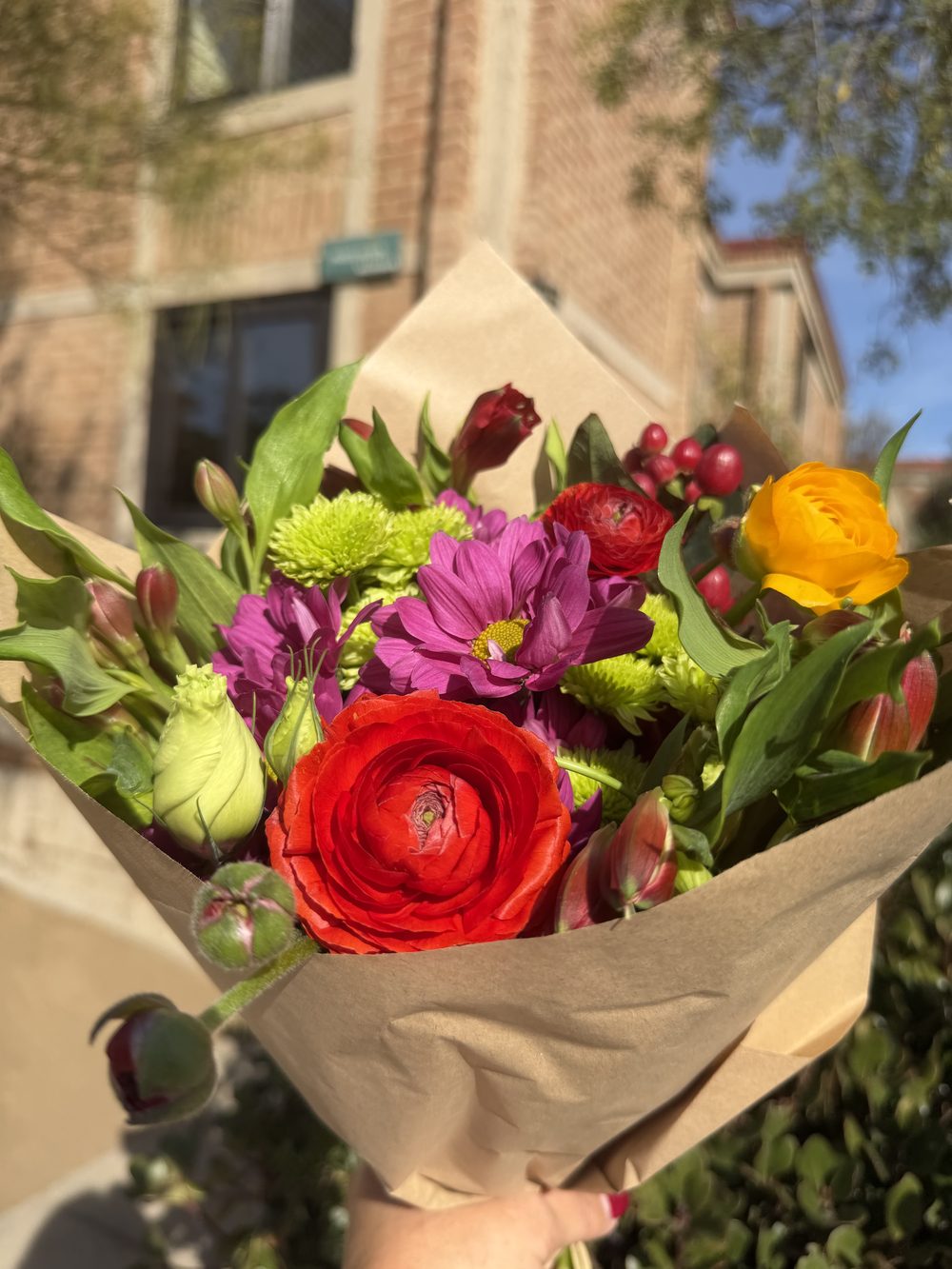 Ramo de flores frescas de Citron envuelto en papel kraft
